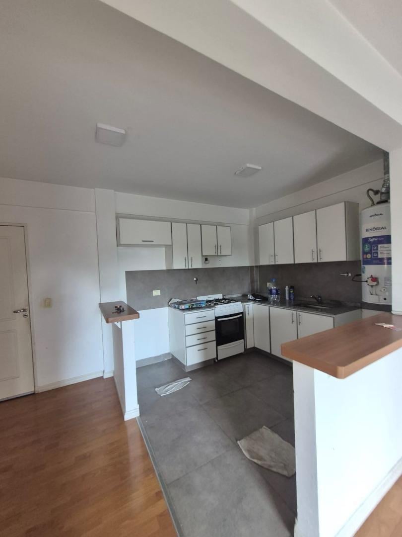 Foto de OPORTUNIDAD! DEPARTAMENTO 2 AMBIENTES CON COCHERA, imagen 1