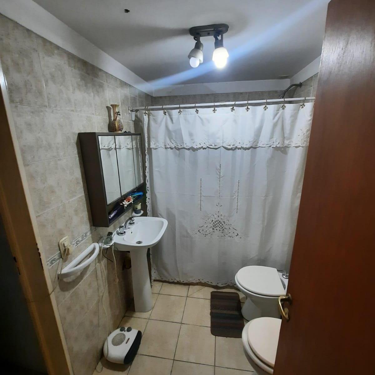 CASA LOTE PROPIO , IDEAL 2 FAMILIAS , 3 AMBIENTES EN PB Y 3 AMBIENTES EN PA