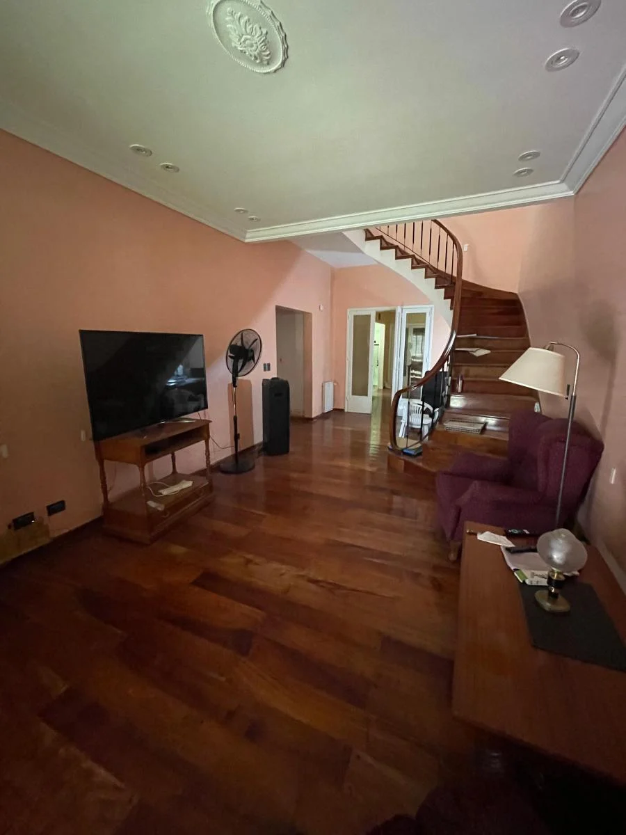 Excelente Casa 8 Ambientes - Fondo Libre - Quincho - Dependencia 1