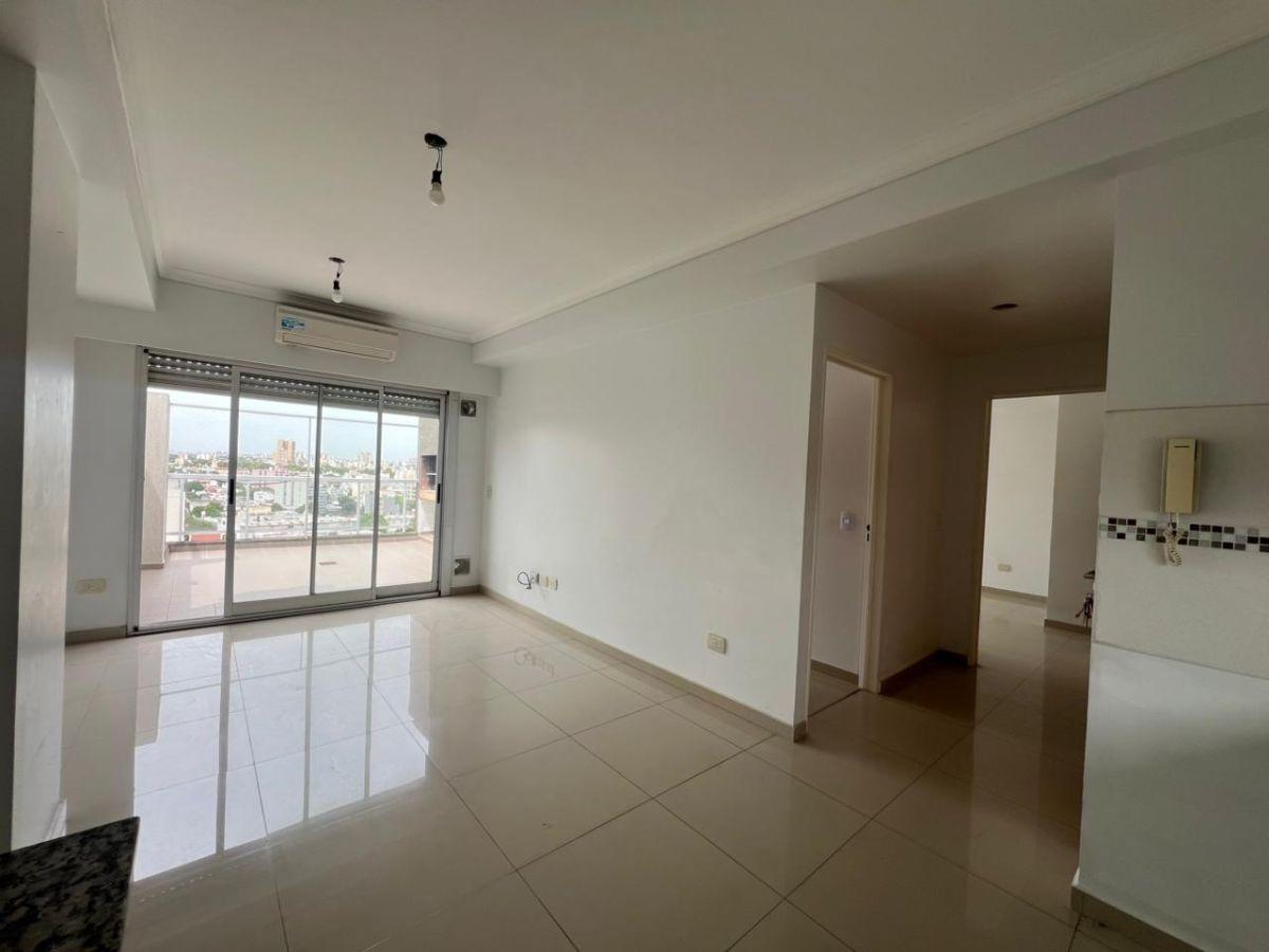 Departamento tres ambientes al contrafrente con terraza, en 10mo piso en Monte Castro