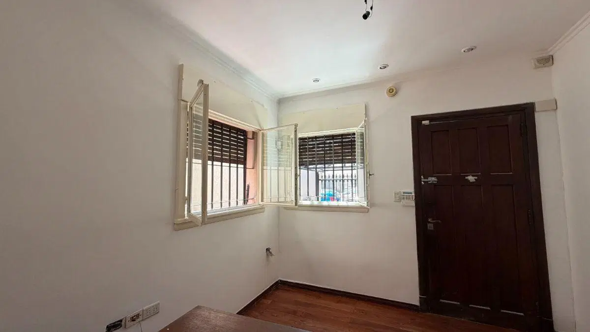 Venta de casa en lote propio, 3 ambientes, de 170m2 con quincho,
terraza y cochera. 5