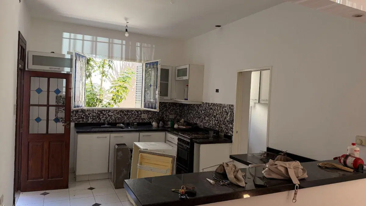 Venta de casa en lote propio, 3 ambientes, de 170m2 con quincho,
terraza y cochera. 2