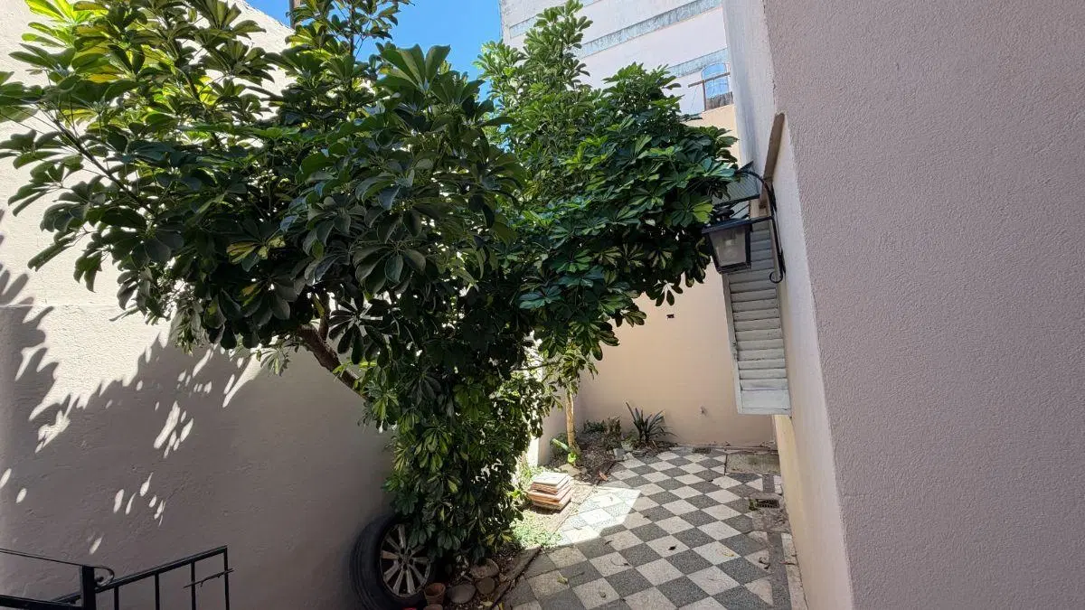 Venta de casa en lote propio, 3 ambientes, de 170m2 con quincho,
terraza y cochera. 4