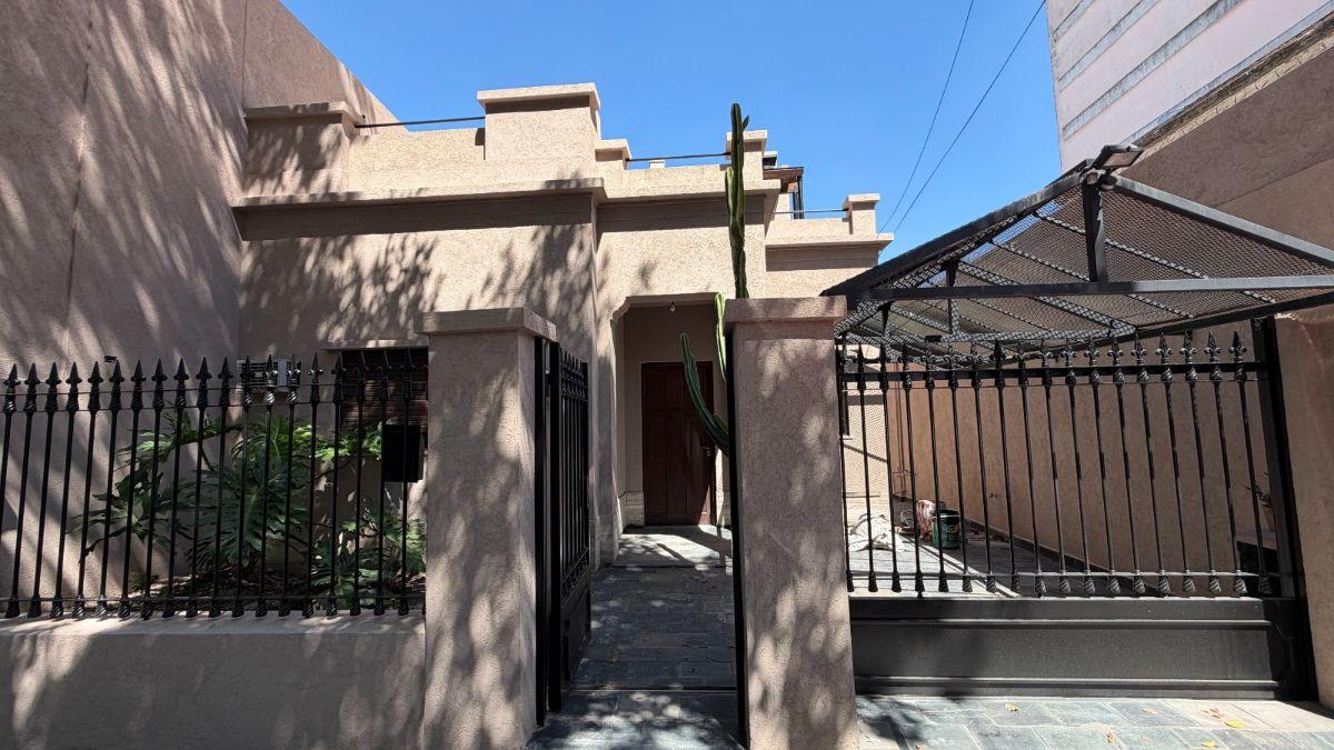 Venta de casa en lote propio, 3 ambientes, de 170m2 con quincho,
terraza y cochera.