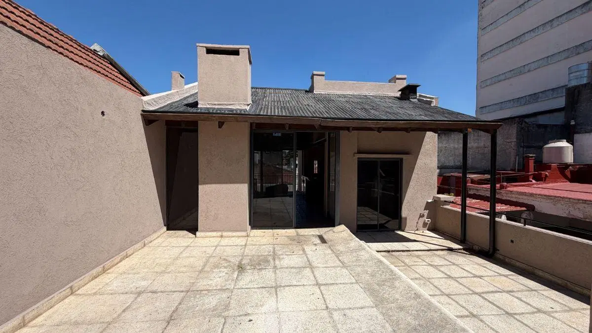 Venta de casa en lote propio, 3 ambientes, de 170m2 con quincho,
terraza y cochera. 3