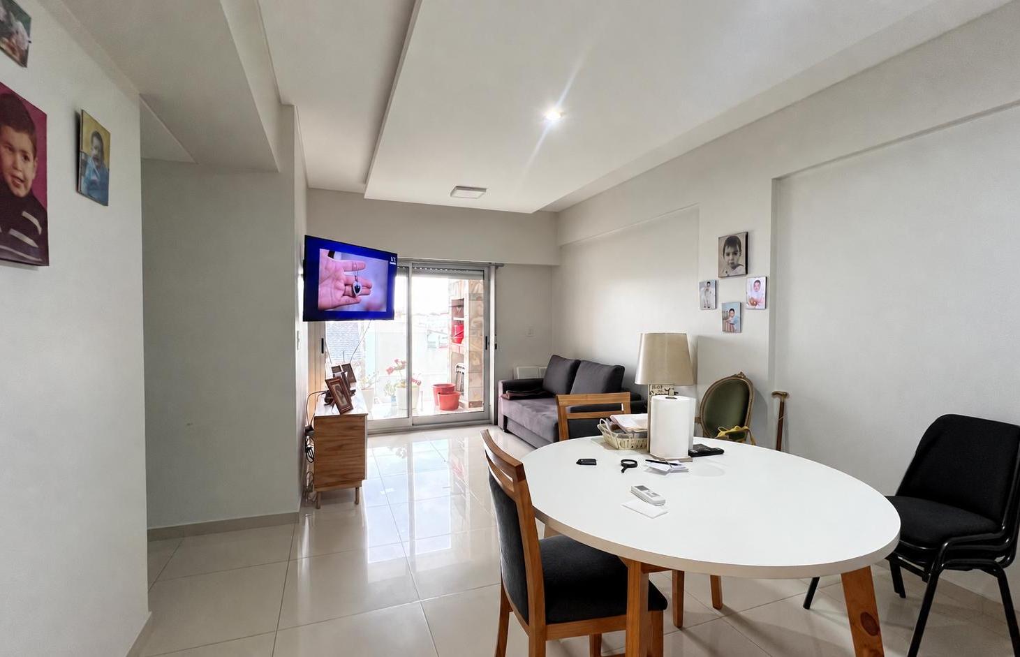 Foto de Departamento tres ambientes c/frente con cochera cubierta en Barrio Naón, imagen 3