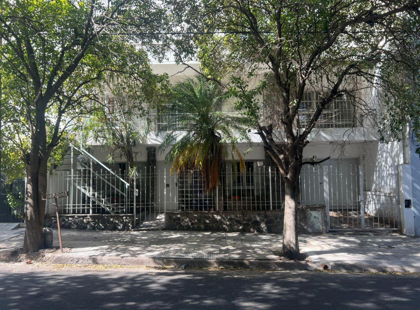CASA EN VENTA - IDEAL OFICINAS - A UNA CUADRA BV SAN JUAN