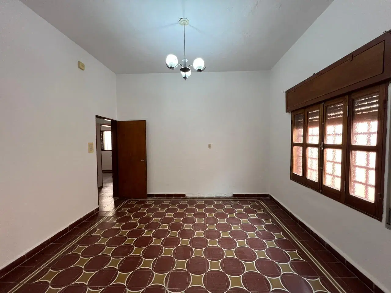 ALQUILO CASA - 3 DORMITORIOS CON PATIO BARRIO VILLA ADELA 4