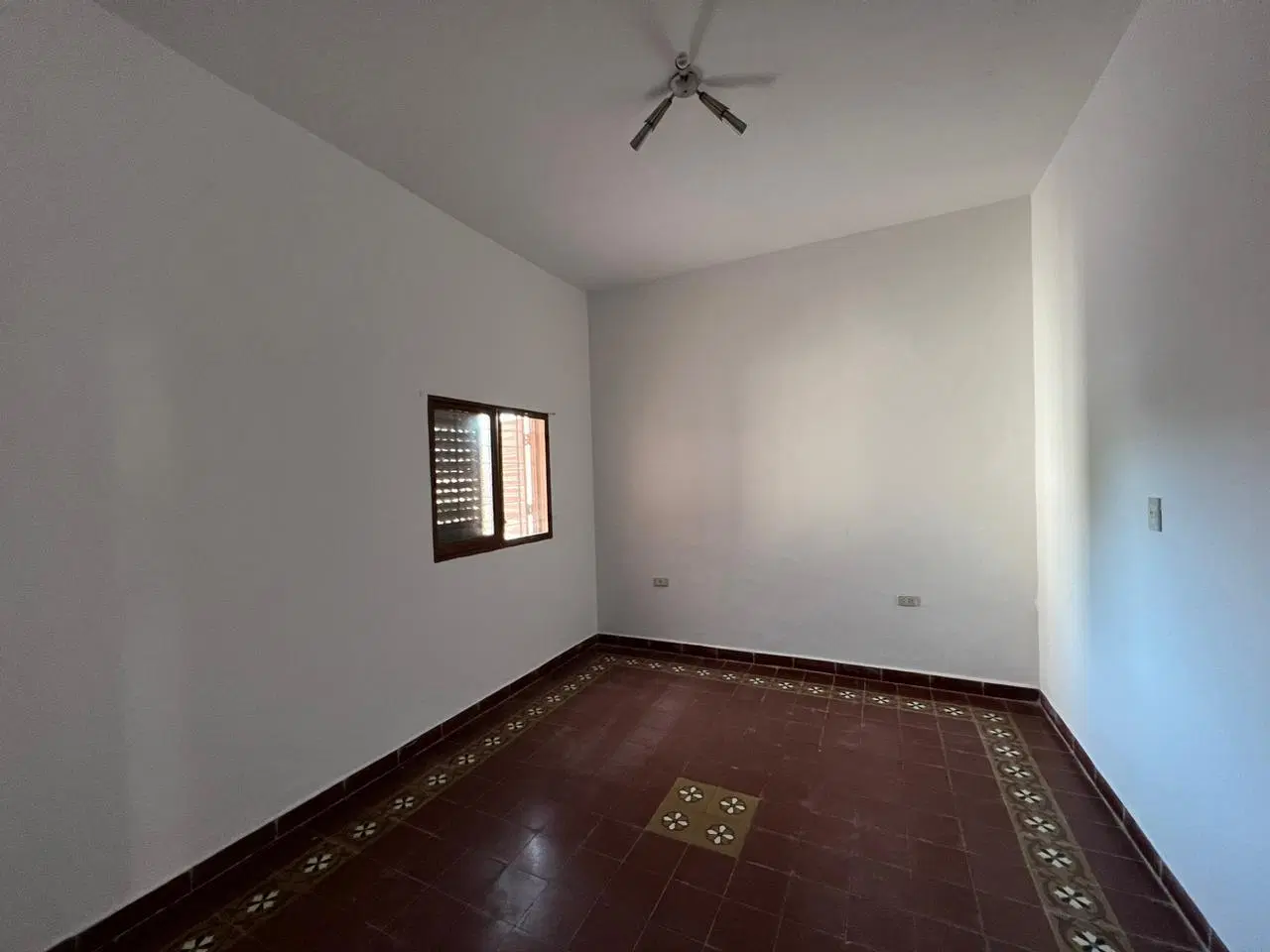 ALQUILO CASA - 3 DORMITORIOS CON PATIO BARRIO VILLA ADELA 1