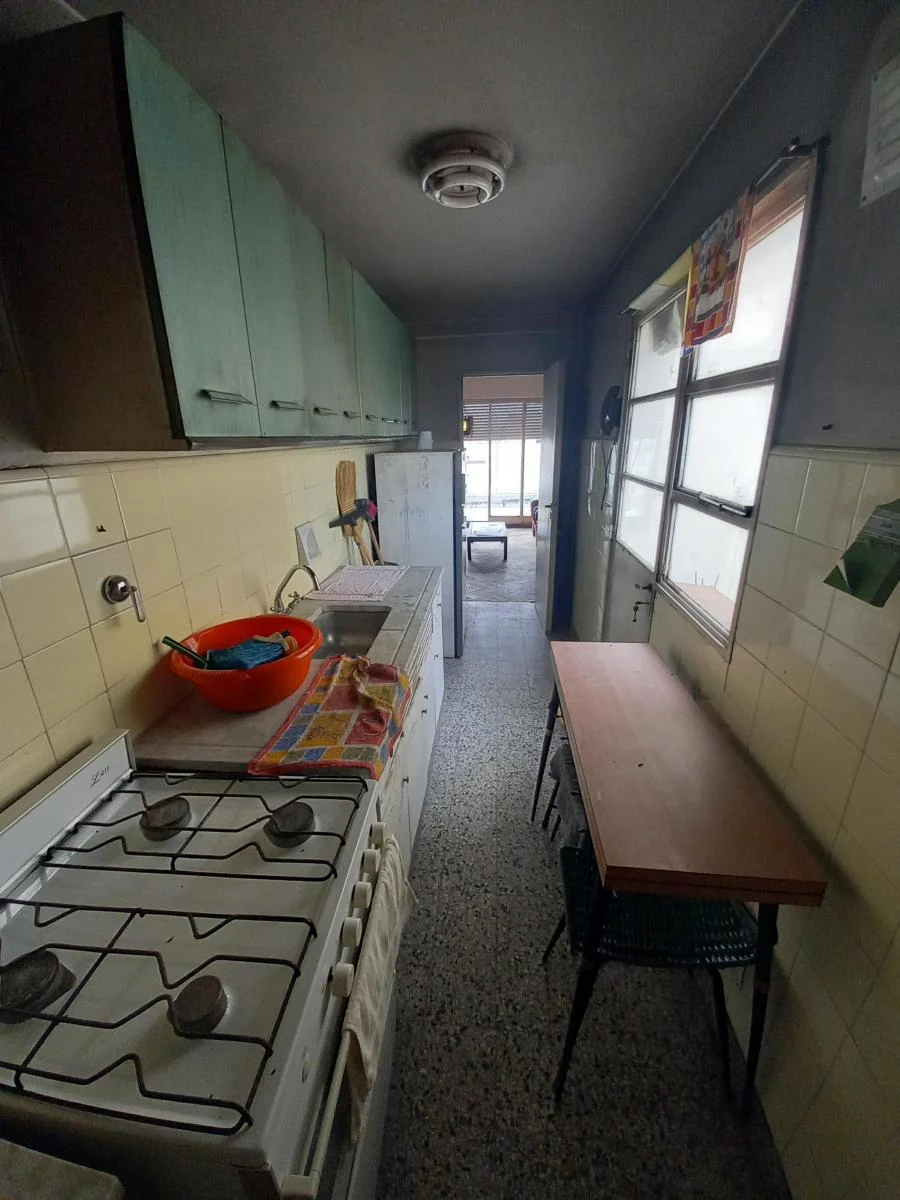 Foto de Departamento de 3 ambientes con amplio balcón a reciclar., imagen 2