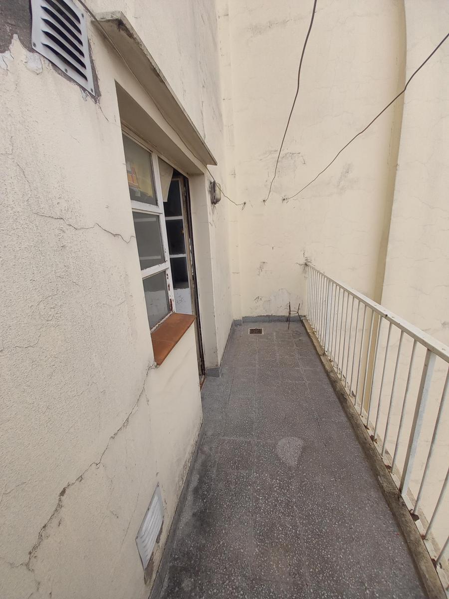 Departamento de 3 ambientes con amplio balcón a reciclar.