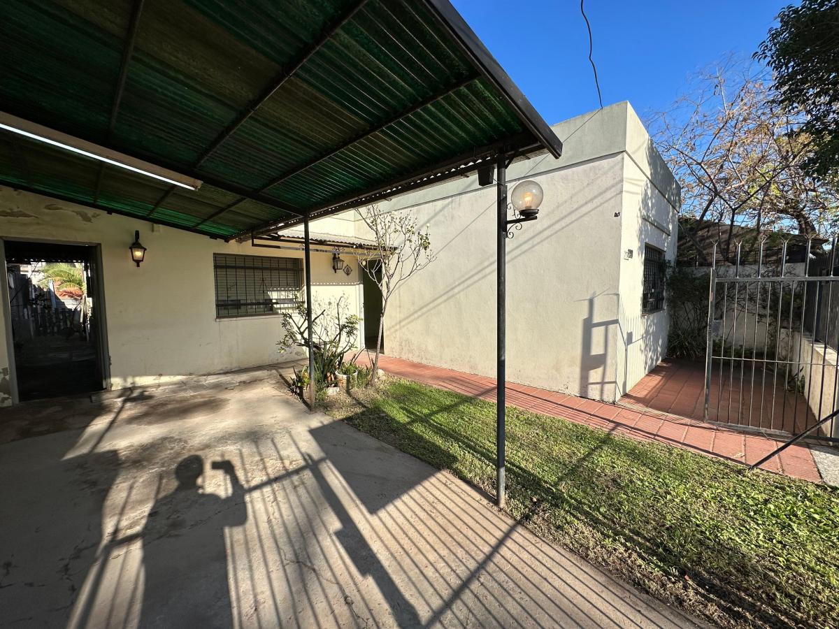 Venta Casa 3 Amb con Amplio Jardin 2