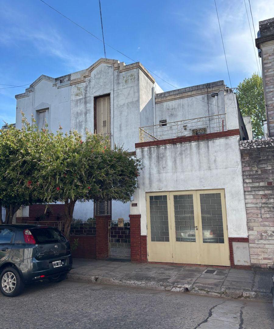 Foto de Venta Casa de 4 ambientes con cochera, imagen 2
