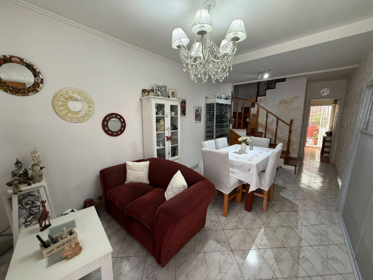 Foto de TRÍPLEX 4 AMBIENTES CON GARAGE, PATIO Y SUITE – APTO CRÉDITO – PARQUE, imagen 1