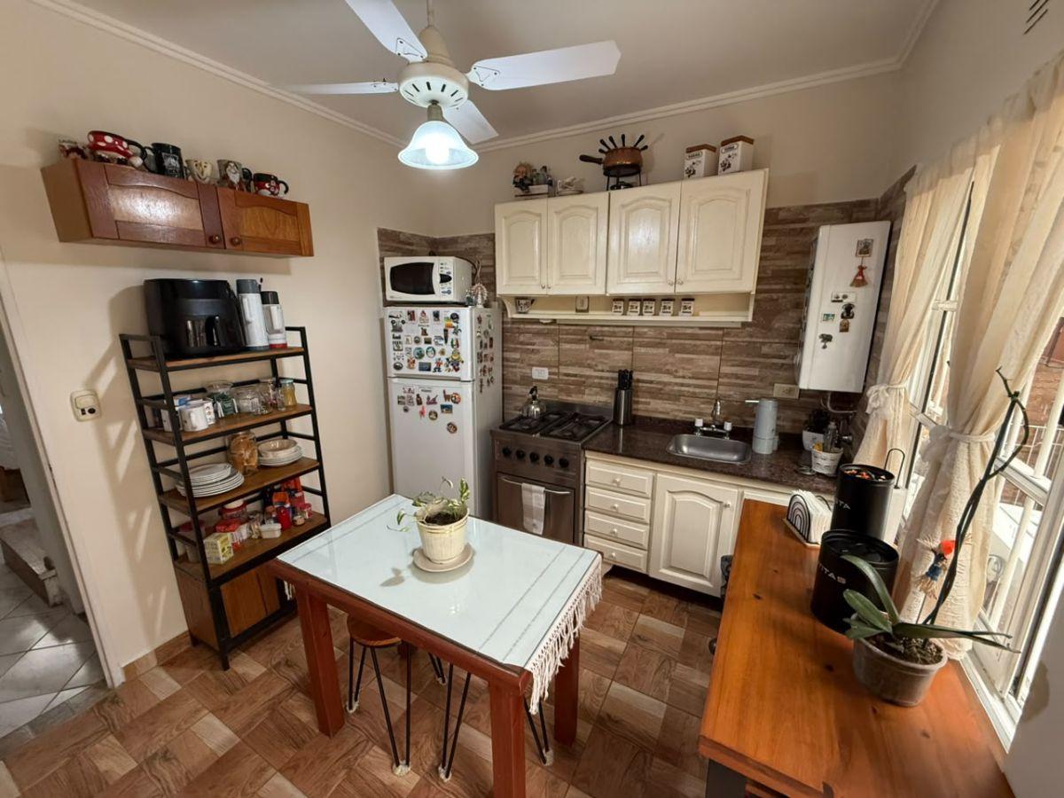 Foto de TRÍPLEX 4 AMBIENTES CON GARAGE, PATIO Y SUITE – APTO CRÉDITO – PARQUE, imagen 4