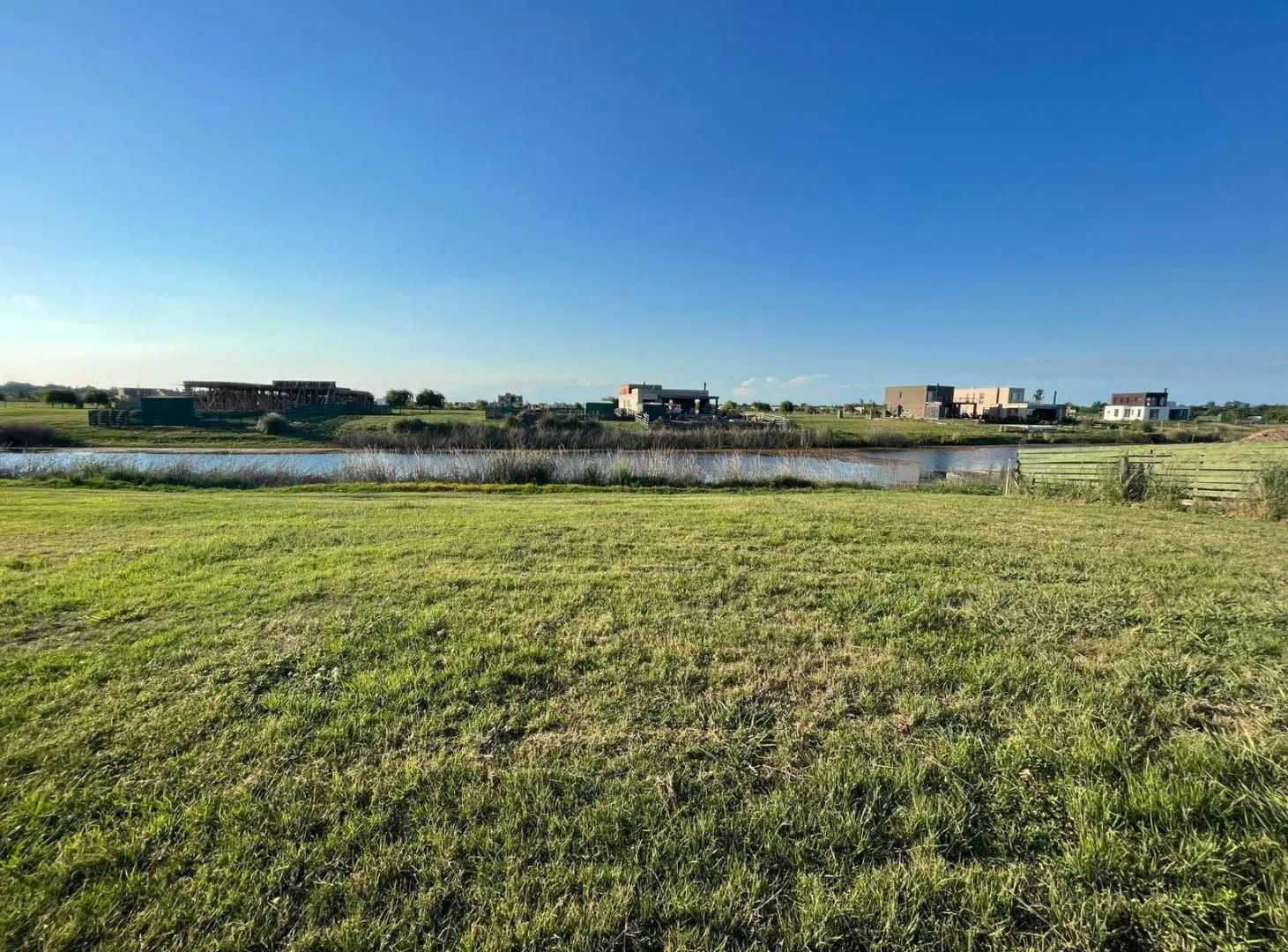 Lote a la Laguna en El Naudir – Construí tu casas frente al agua. 3