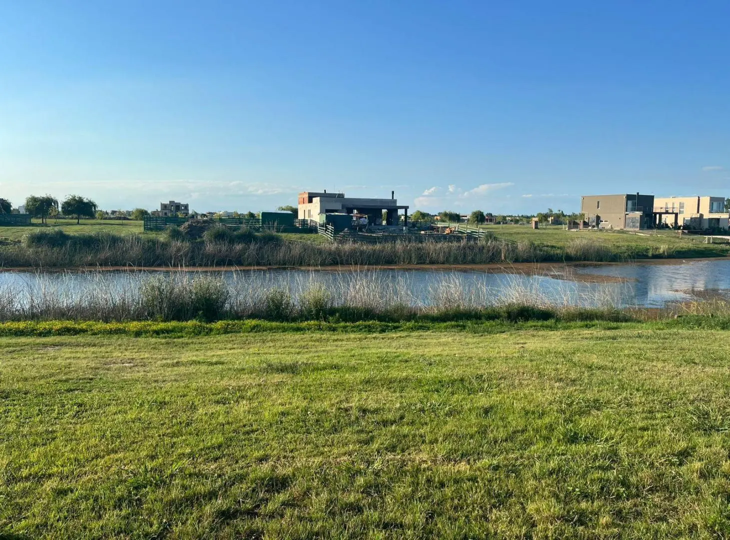 Lote a la Laguna en El Naudir – Construí tu casas frente al agua. 1