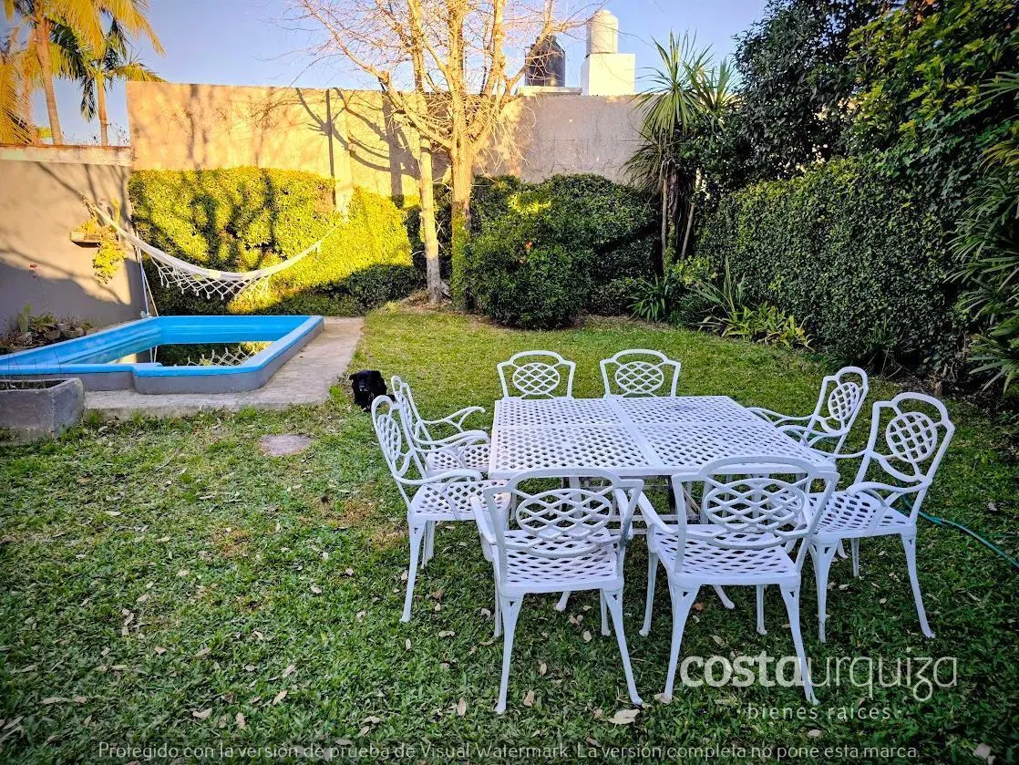 Casa en San Isidro - gran jardín - parrilla cubierta - pileta (400 m2 de lote) 2