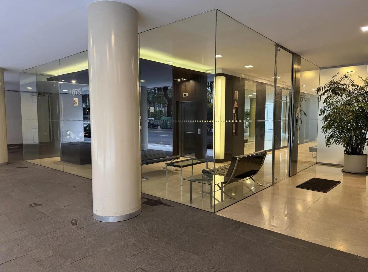 Departamento 3 ambientes con dependencia cochera doble y amenities 2