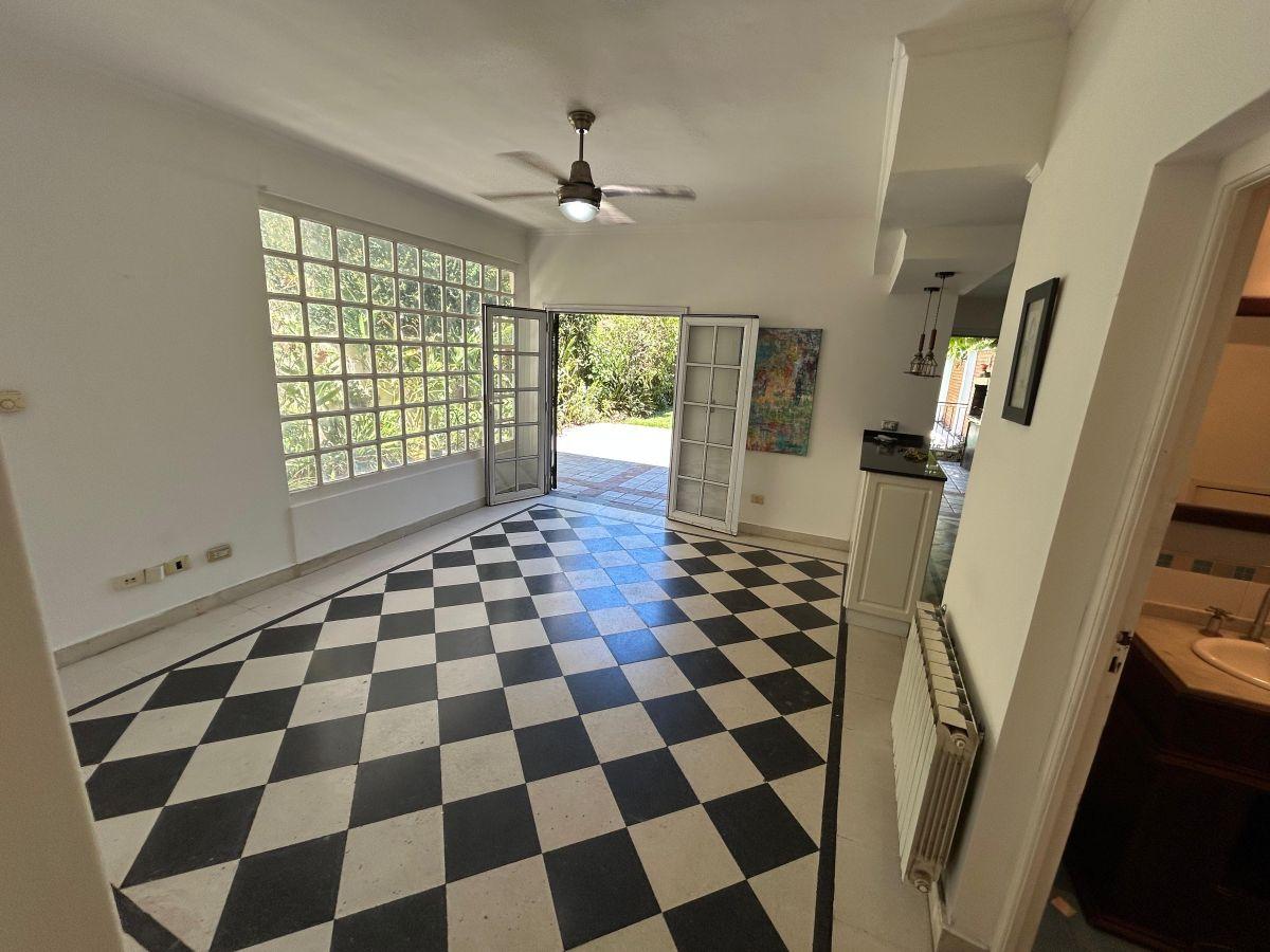Foto de CASA EN VENTA OLIVOS DE 5 AMBIENTES, QUINCHO, PISCINA, PARQUE y DOS, imagen 2