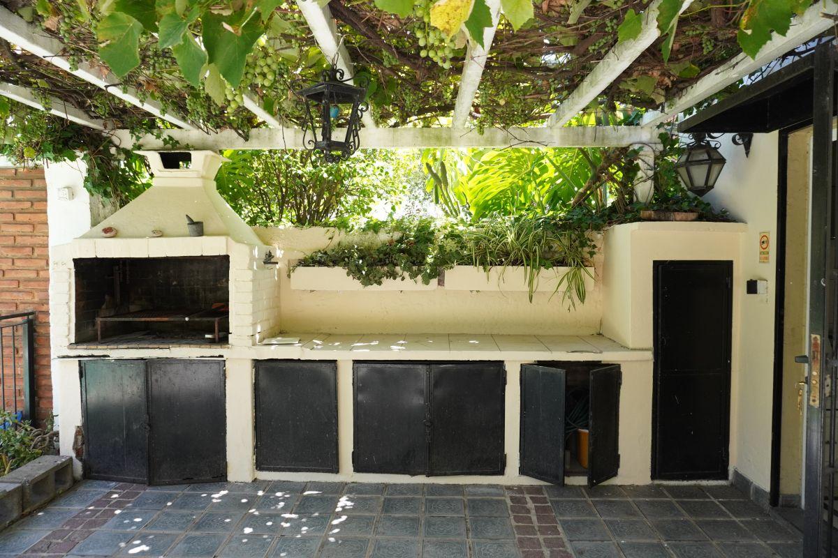Foto de CASA EN OLIVOS 4 DORMITORIOS, PILETA, COCHERA, PARQUE, QUINCHO., imagen 3
