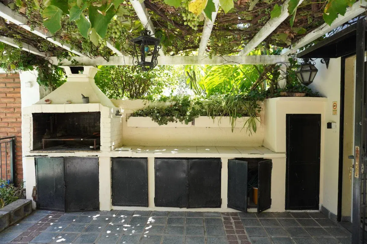 CASA EN OLIVOS 4 DORMITORIOS, PILETA, COCHERA, PARQUE, QUINCHO. 3