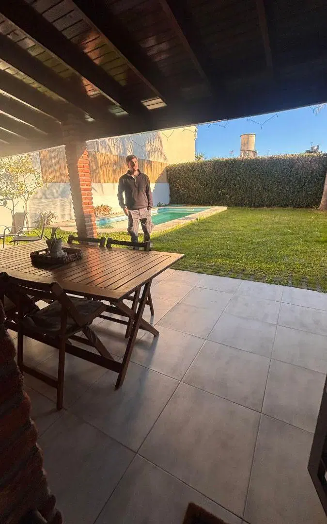 EXCELENTE CASA DE 4 DORMITORIOS CON PISCINA, PARQUE, GARAGE Y PLAYROOM 2
