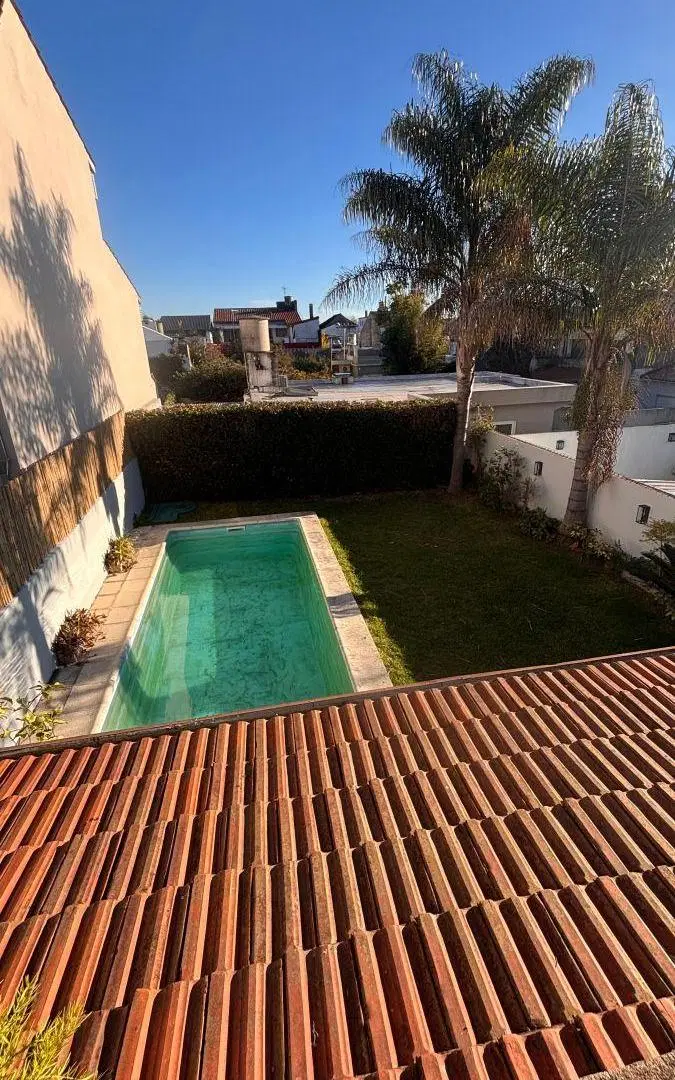 EXCELENTE CASA DE 4 DORMITORIOS CON PISCINA, PARQUE, GARAGE Y PLAYROOM 1
