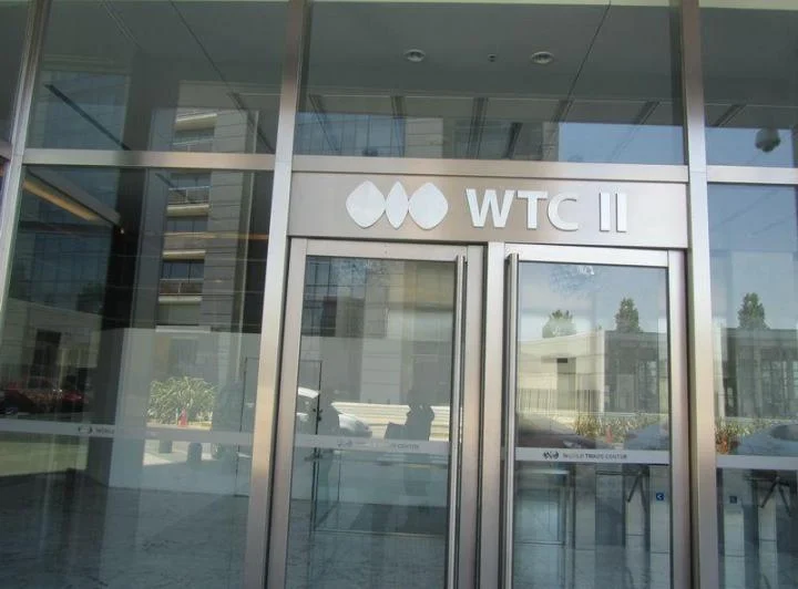 Oficina de 200 m2 con 2 cocheras en WTC Puerto Madero 3