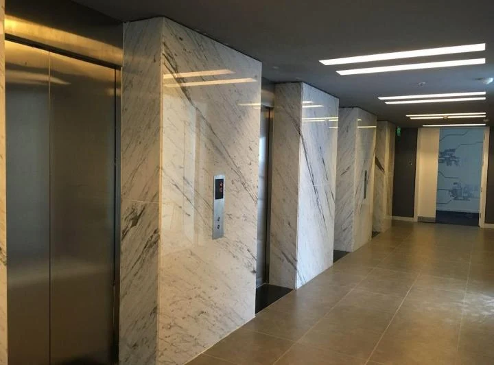 Oficina de 200 m2 con 2 cocheras en WTC Puerto Madero 5