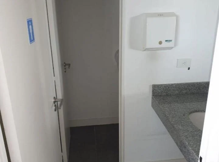 Oficina de 200 m2 con 2 cocheras en WTC Puerto Madero 2