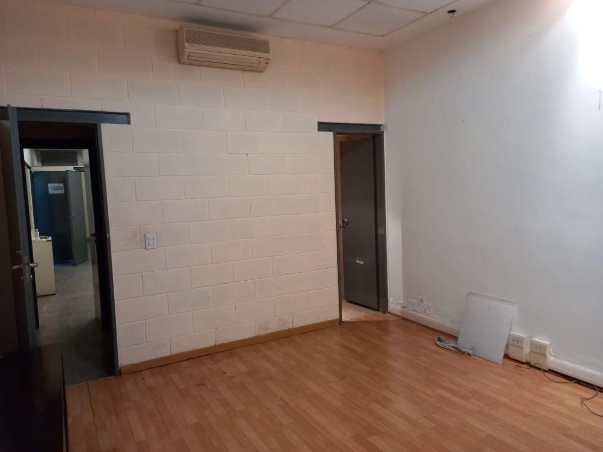 Foto de Deposito de 400 m2 todo en una planta sin columnas - Caracas 2038, imagen 3