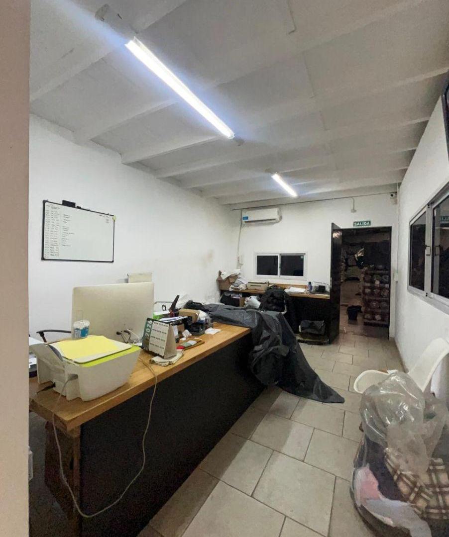 Foto de Deposito comercial de 10 x 30 en una sola planta sin columnas - Artigas, imagen 1
