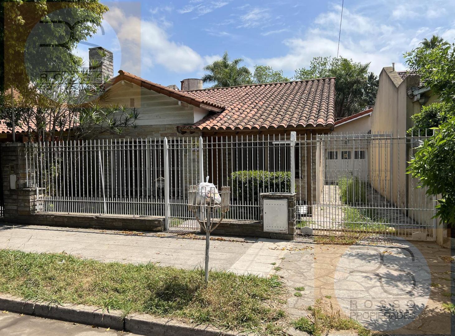 Casa con dependencia en Venta - Villa Sarmiento
