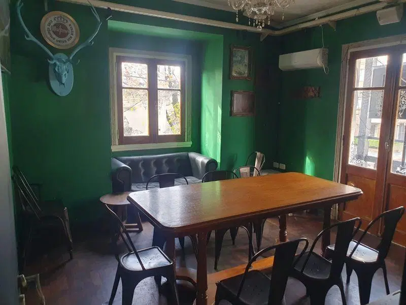 Local . | Caseros 5