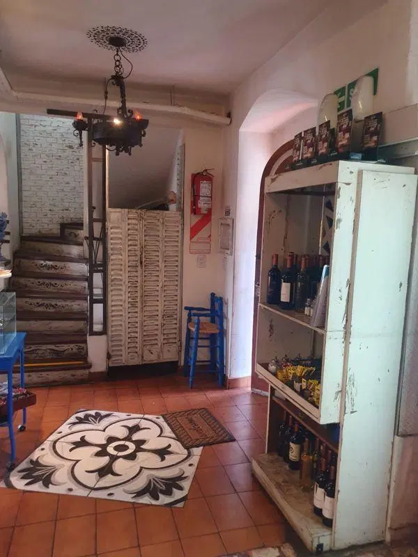 Local . | Caseros 8