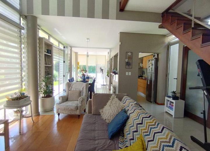 Casa de 2 plantas de 4 Amb c/Cochera en Barrio Privado Dorrego - Quilmes Este