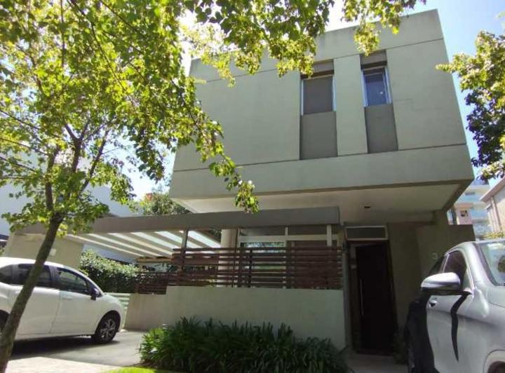 Casa 2 Plantas de 4 Amb C/cochera en Barrio Privado Dorrego