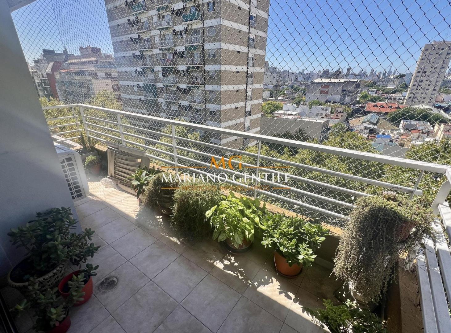 SEMIPISO de 3 Ambientes con Cochera ***Al Frente***