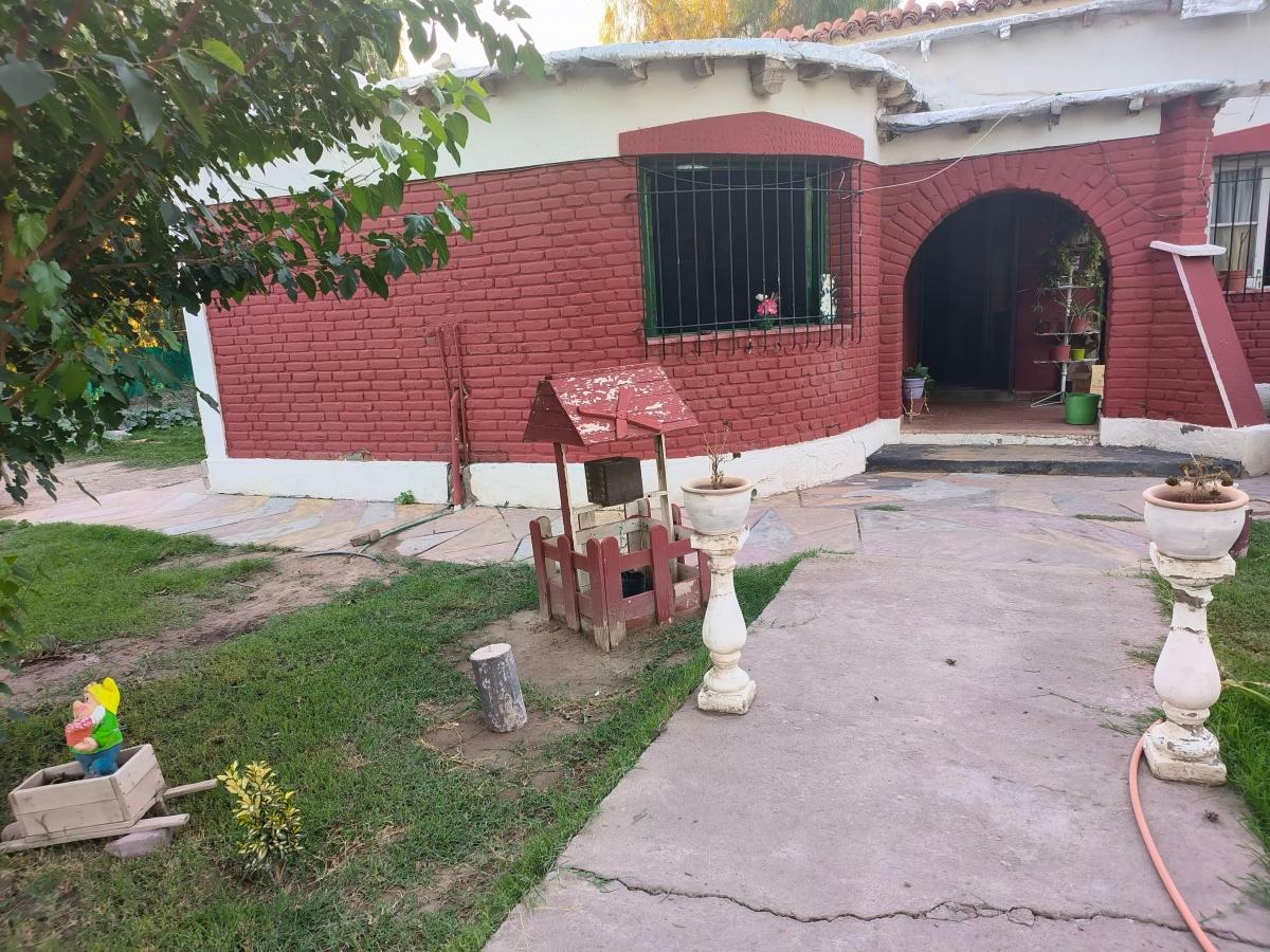 Rivadavia - Ubicadisimo Chalet a Reciclar 4