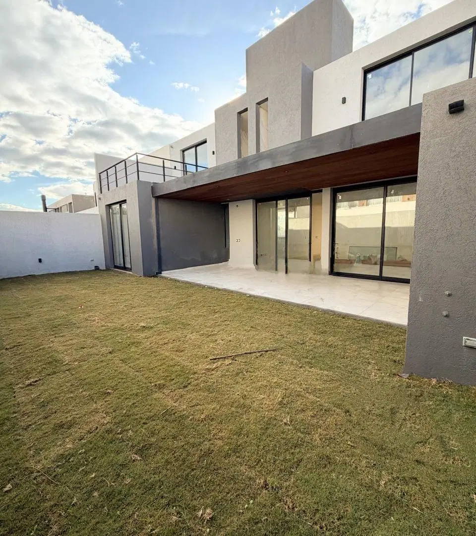 CASA DE CATEGORÍA UN DORMITORIO EN SUITE EN PLANTA BAJA 5