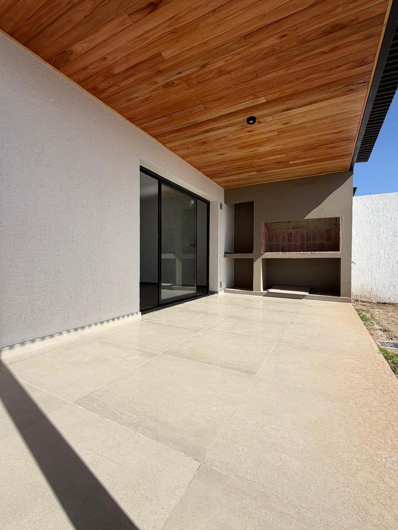 Foto de DUPLEX EN PLANTA BAJA PAMPAS DE MANANTIALES EXCELENTE CALIDAD, imagen 3