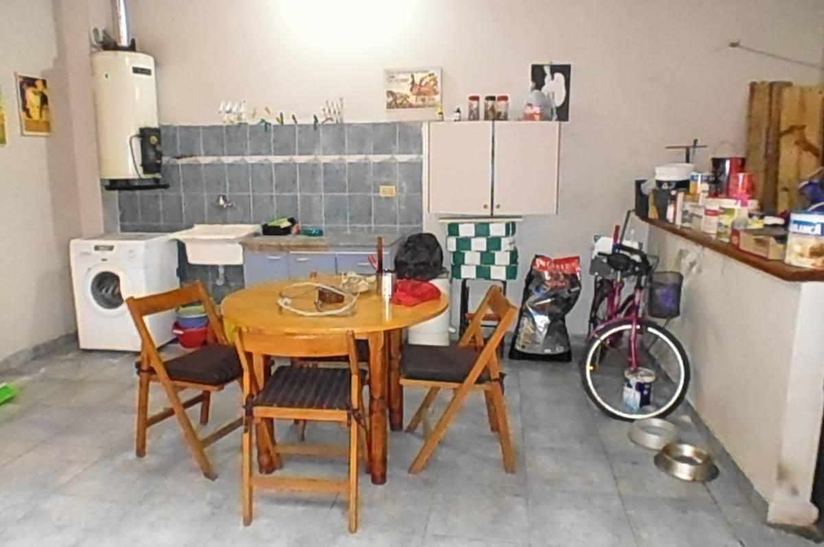 Amplia Casa 6 Amb o Lote de 23x8,66 - Sup Terreno:233 M²/ 2 C de Metro y R Indarte 1