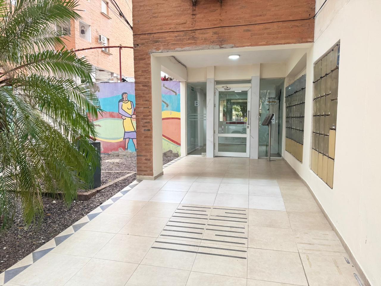 Luminoso departamento de 2 ambientes al frente – Excelente estado