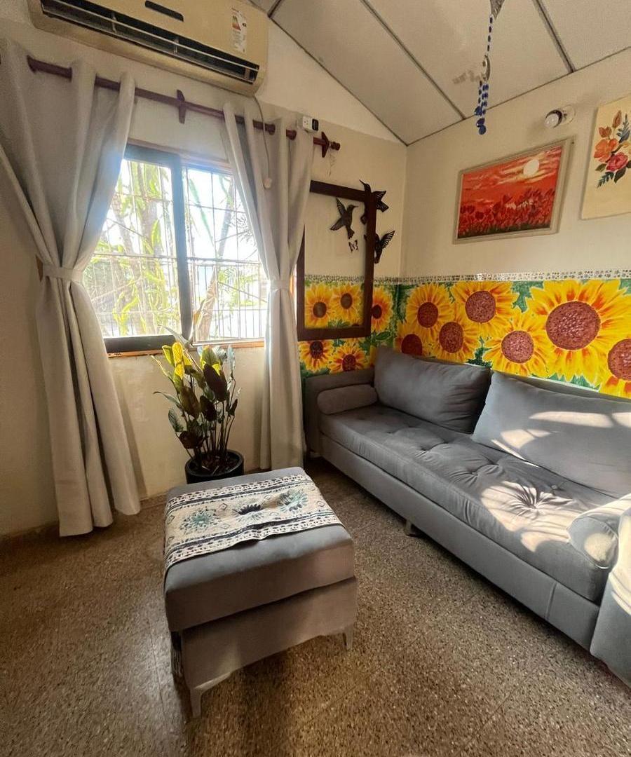 Foto de CASA EN ESQUINA CON AMPLIO TERRENO Y GRAN PATIO – B° LOTERÍA, imagen 1