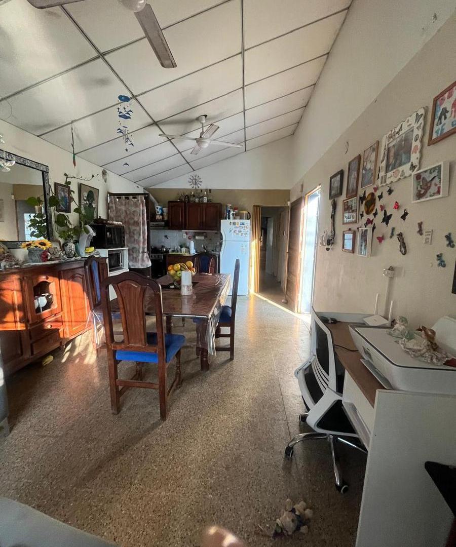 Foto de CASA EN ESQUINA CON AMPLIO TERRENO Y GRAN PATIO – B° LOTERÍA, imagen 2