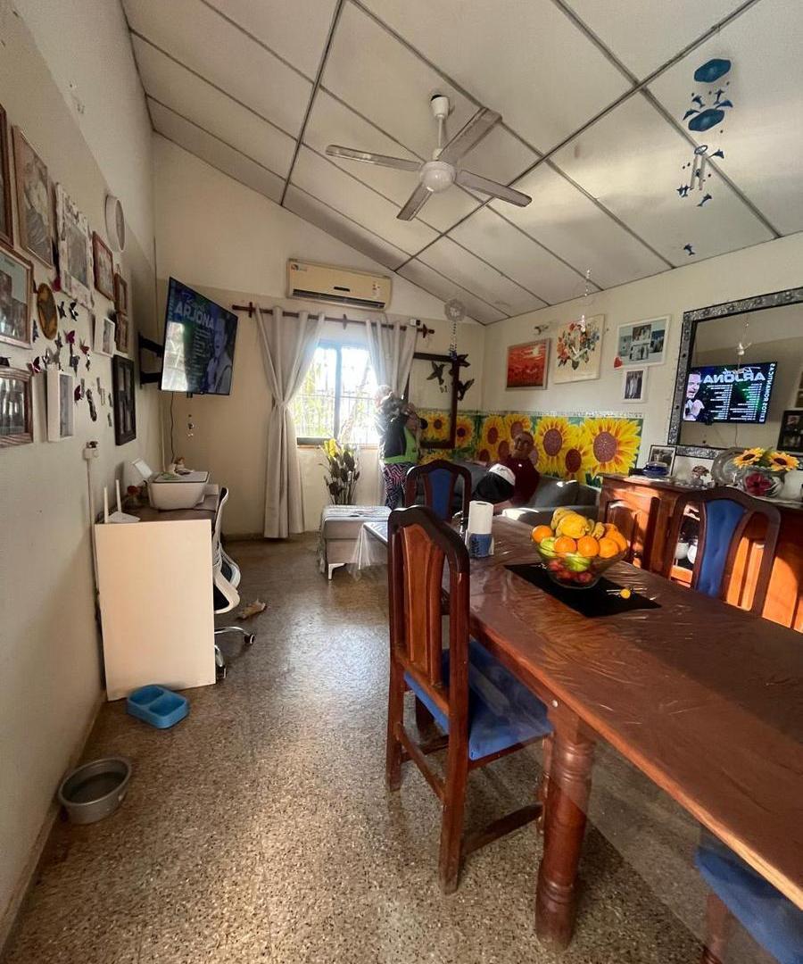 Foto de CASA EN ESQUINA CON AMPLIO TERRENO Y GRAN PATIO – B° LOTERÍA, imagen 3