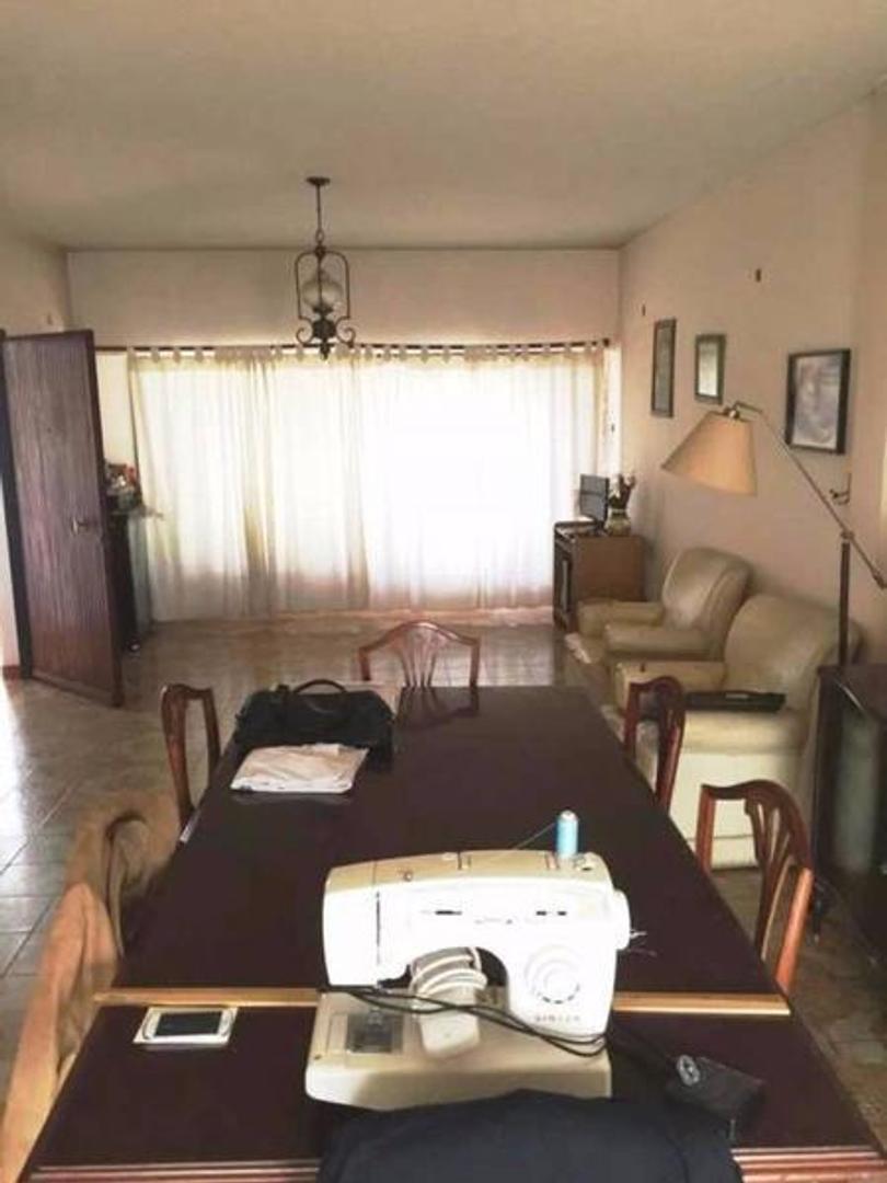 En Venta. Casa en 2 Plantas, 3 Dorm., Fondo Libre C/ P 4