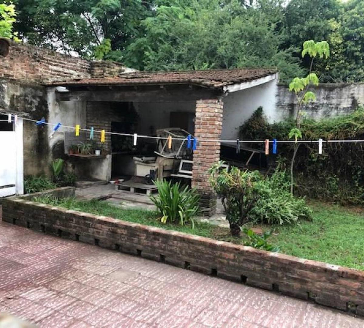 En Venta. Excelente Esquina Comercial. Amplia Casa con 7 Dor 4