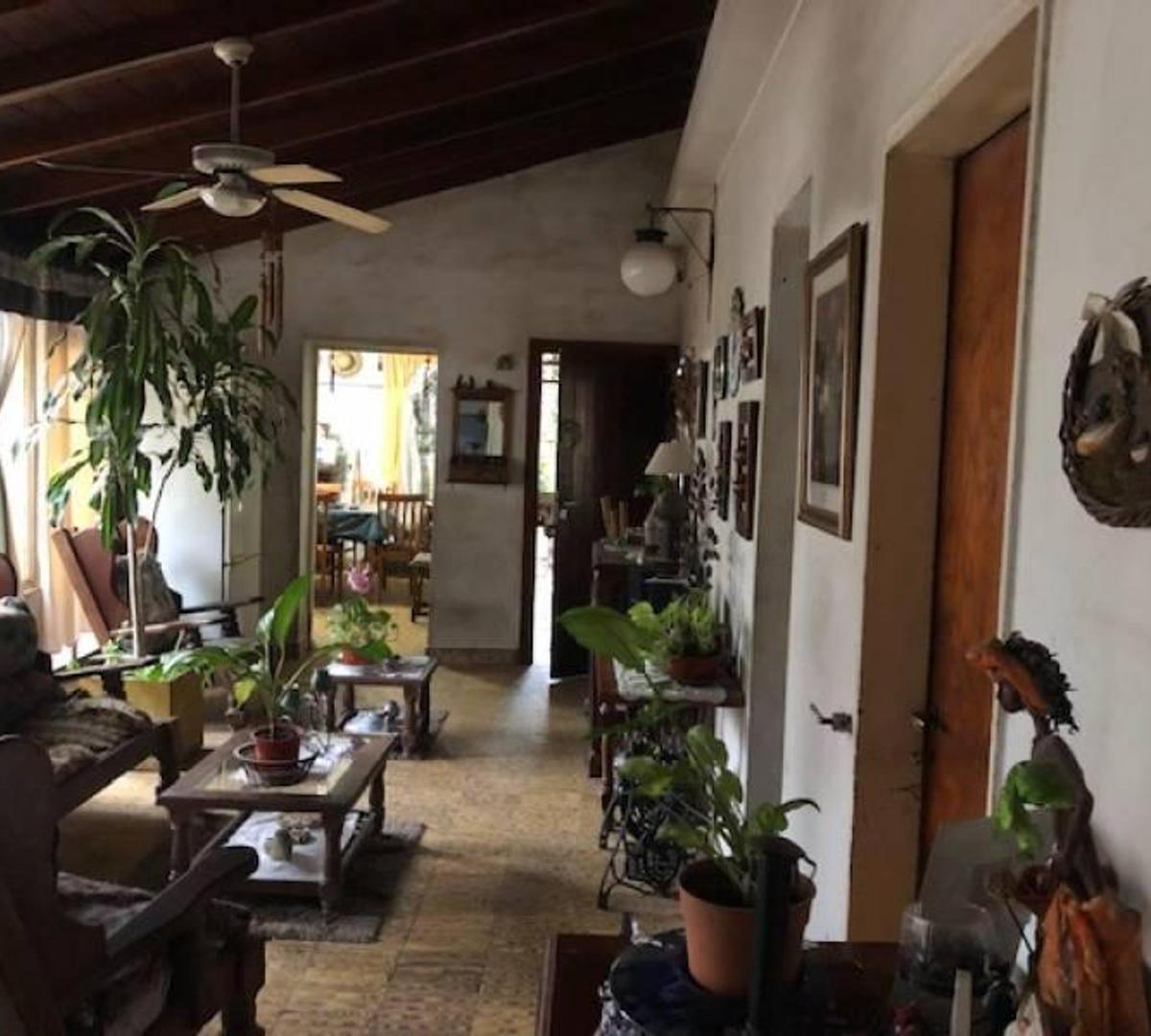 En Venta. Excelente Esquina Comercial. Amplia Casa con 7 Dor 5